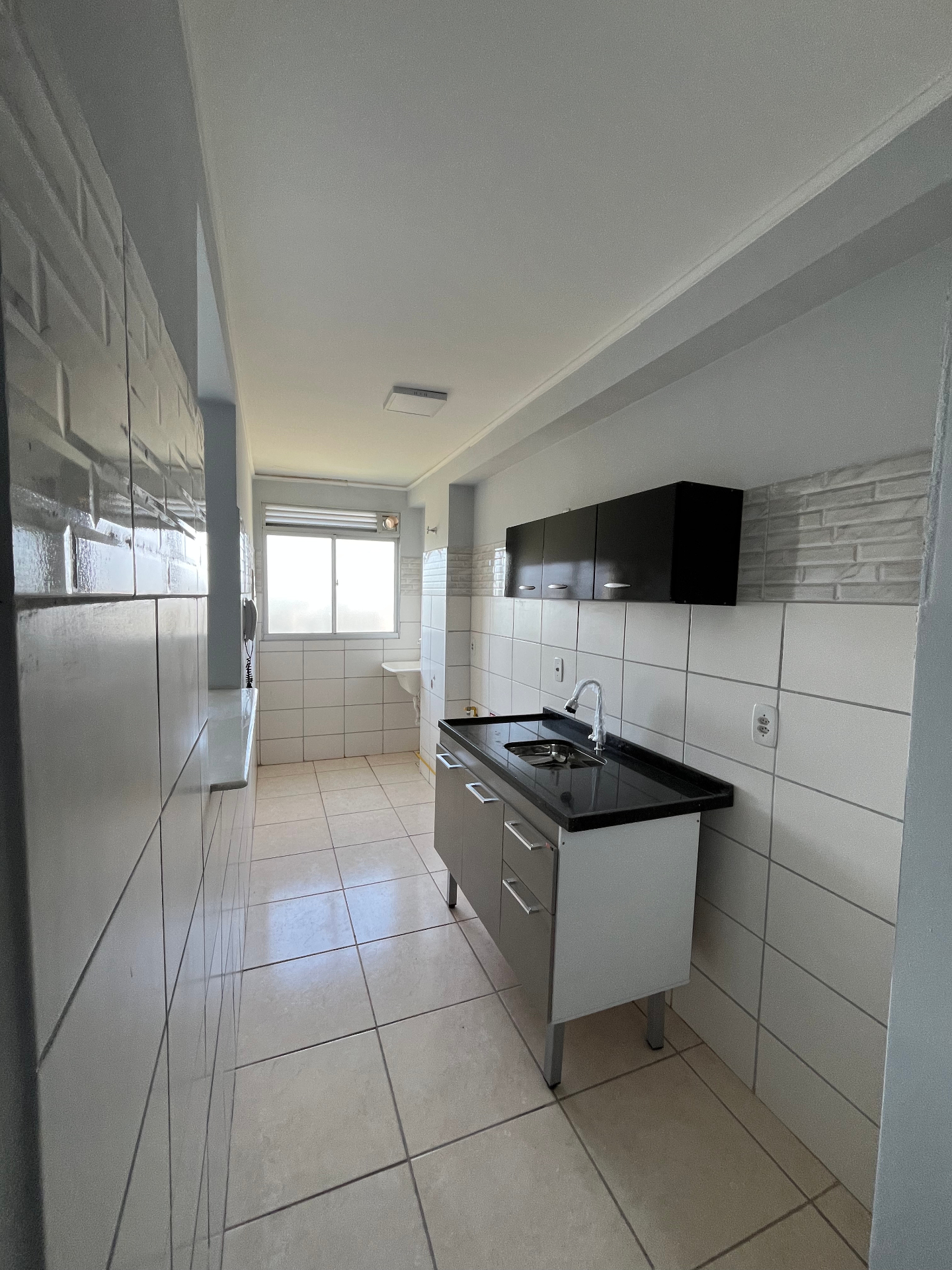 Cozinha com armários e bancada preta