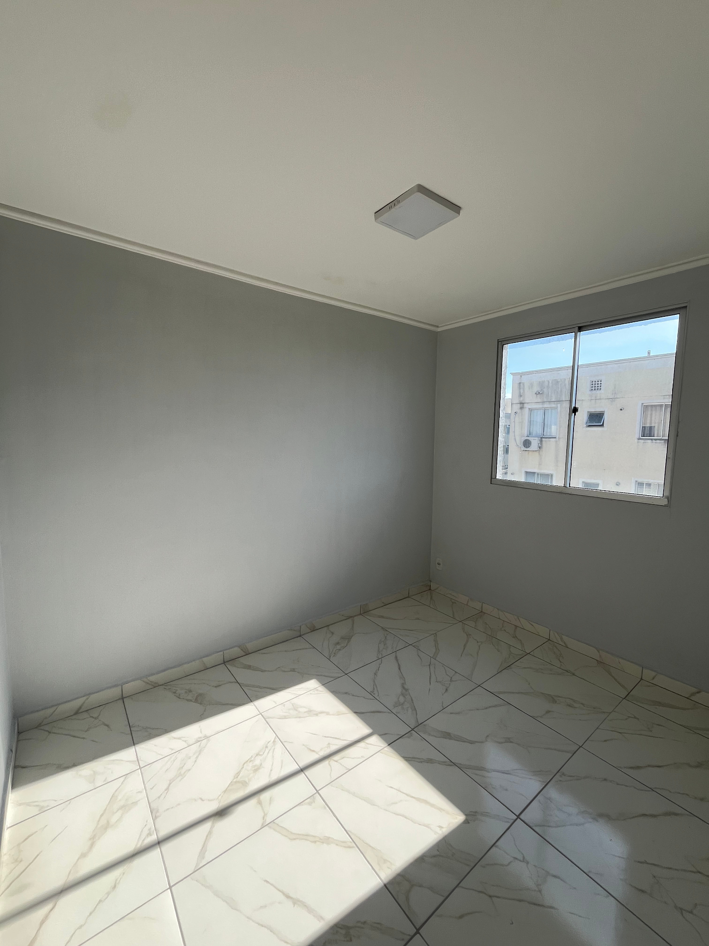Quarto com janela e iluminação natural