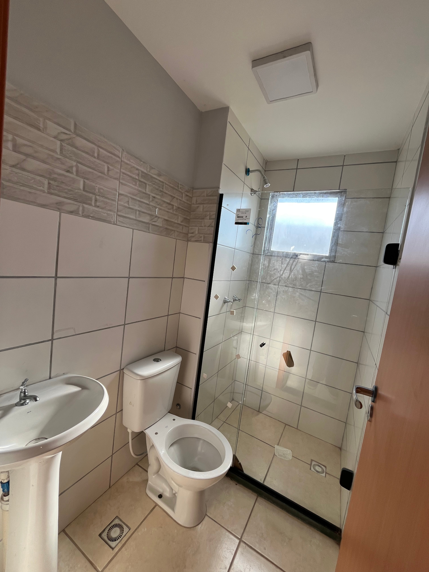 Banheiro com box de vidro